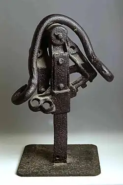 Head 3 (1964), iron, h. 35 cm