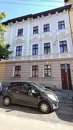 Frontage on the street