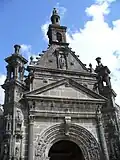 The front of the south porch. At the top of the pediment we see the bust of a woman and in the gable at the very top there is a niche containing a statue of saint Miliau