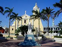 Monumento a los Héroes de Sotavento and Parroquia de Nuestra Señora del Rosario in Alvarado.