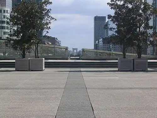 A view of the Arc de Triomphe from La Défense 5 km (3 mi) away.