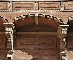 Assézat: gallery arch.