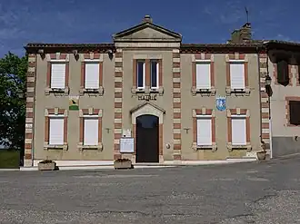 The town hall in Aubiet