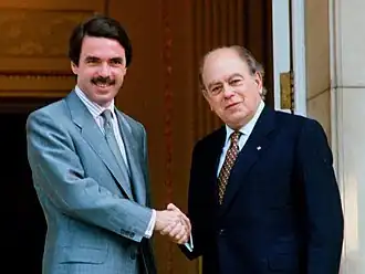 José María Aznar and Jordi Pujol shaking hands in Moncloa palace