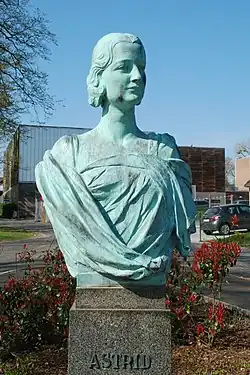 Bronze bust of the Queen in Court-Saint-Étienne (Victor Rousseau, 1938).