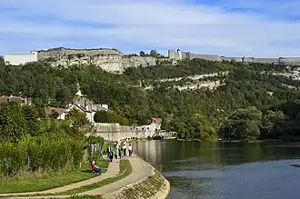 Rives du Doubs et citadelle.