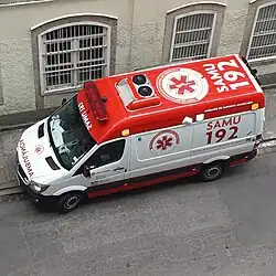 Ambulance with the text "SAMU - 192" and SAMU branding on its roof and sides.
