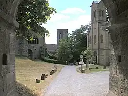 View through the main gate into the castle court. Right: the neo-Romanesque castle chapel