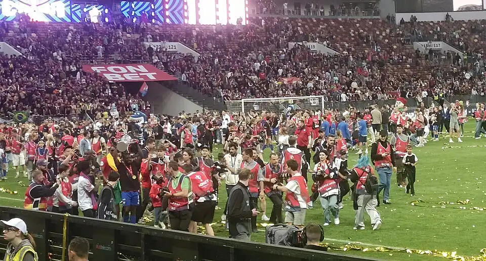Sékou Koïta is holding Russian Cup while CSKA team is celebrating