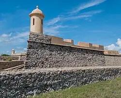 San Carlos de La Barra, Castle