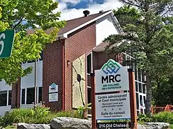 The administrative center and municipal court of Les Collines-de-l'Outaouais RCM is located in Chelsea.