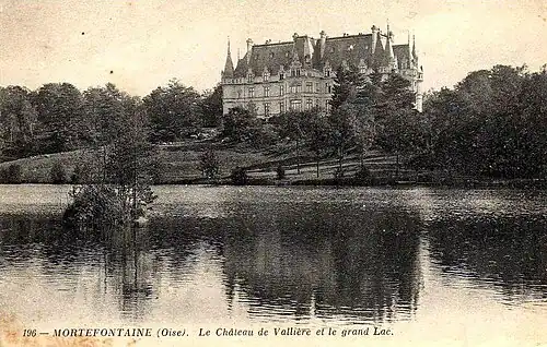 The Château de Vallière with the Épine pond in the foreground.