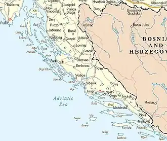 A map of a large number of beige islands on a light blue background with localities labelled in red and "Adriatic Sea" written in blue