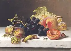 Trauben, Pfirsiche und Pflaumen auf einem Marmorsims