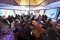 Side activity in the exhibition Entre arenas / Hondar artean