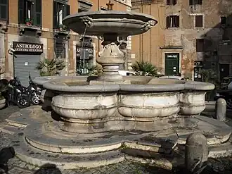 Fontana del Pianto, Piazza delle Cinque Scole