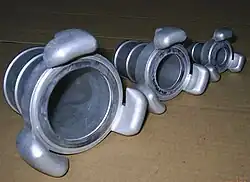 Hermaphroditic, or genderless, claw-type hose connectors