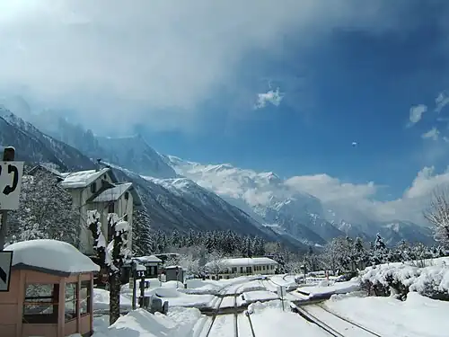 Single-story shelter on side platform in the snow