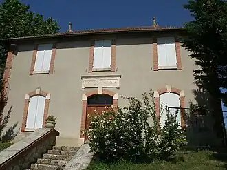 The town hall and school in Gavarret-sur-Aulouste
