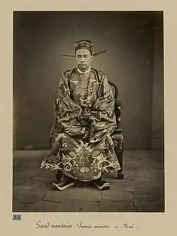 Nguyễn Văn Tường, a mandarin of the Nguyễn dynasty can be seen wearing a wangjin (網巾; võng cân) under his hat.