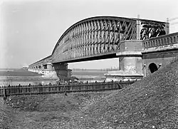 The entire old Culemborg bridge and the main span on the foreground (1953).