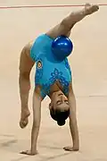 Holding the ball between leg and torso during a walkover (Ilona Zeynalova)