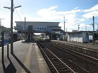 A view of the hashigami structure spanning the platforms and tracks. To the right is the station building. To the left is the island platform and the station south entrance.