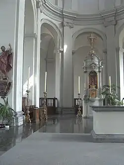 The choir with ambulatory, the tabernacle and the altar