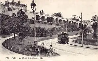 A tramcar of the Tramway de Pau on the Montée de la Gare, at the start of the 20th century