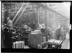 The manufacture of 75 shells at the Darracq factory in Suresnes (filming).
