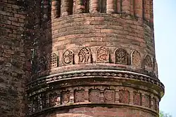 Floral designs on the corner pillar
