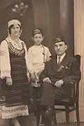 An immigrant family from the village of Banitsa (today's Vevi, Florina region) wearing MPO hats, c. 1930