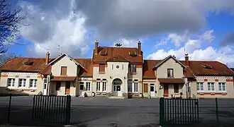 The town hall and school of Juvincourt-et-Damary