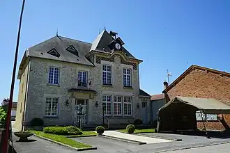 The town hall in Auve