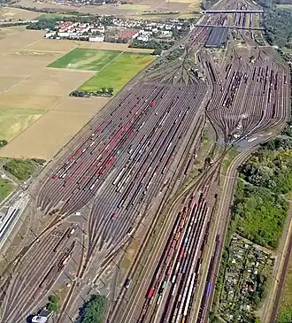 Mannheim Rangierbahnhof, Germany, two-sided nearly symmetrical systems for opposing directions