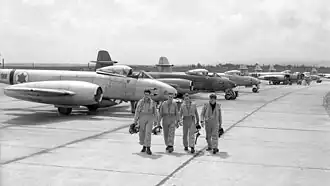 Israeli fighter pilots in front of their Gloster Meteor F.8 jets of 117 Squa­dron at Ramat David around 1954