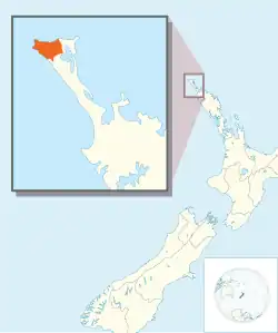A map of New Zealand showing the range of Bartlett's rātā colour-coded in orange, with another map highlighting the Northland Region in New Zealand. Its range covers the northern tip of the Aupōrui Peninsula, the northernmost point of mainland New Zealand.