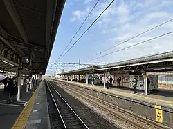 Tokaido Main Line platforms