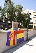 Monument to former Los Llanos de Aridane Republican major Francisco Rodríguez Betancourt. The flag on the left with its oversized coat of arms is a recent commercial version.