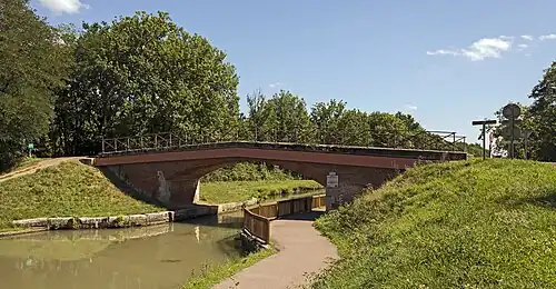 Bridge over the Canal Lateral à la Garonne, north exposure