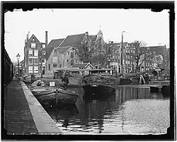 Nieuwe Teertuinen 13 to 33 seen across Prinseneilandsgracht. Jacob Olie 1893