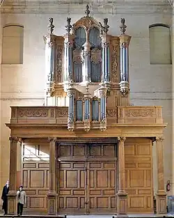 The organ over the portal