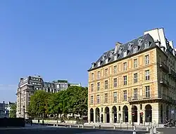 Rue de Harlay seen from the Quai de l'Horloge&nbsp;[fr]. In the foreground: Hôtel de Barlay (Maison du Barreau), the building at no. 2. Place Dauphine is behind the trees.