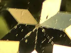 Due to its high birefringence, doubling of facet junctions is commonly seen when viewing peridot under magnification.