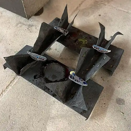 23. The last firing gives shine to the enamel. It is essential here that the enamel has no contact with the support.