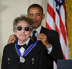 Bob Dylan receives the Medal from President Barack Obama, 2012.