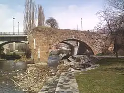 Carrión as it passes through the Roman bridge Velilla, with a modern bridge in the background.