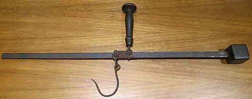 Swedish steelyard balance with fixed weight and movable, combined hook and handle