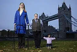 Rumeysa Gelgi with Craig Glenday, Guinness World Records Editor-in-Chief, and Jyoti Amge, the shortest living woman, in November 2024.