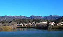 Tivenys over the Ebre river, the serra de Cardó mountain range in the background